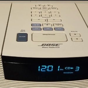 Bose Sound wave Compact Radio/CD with Pedastal and Remote. White.